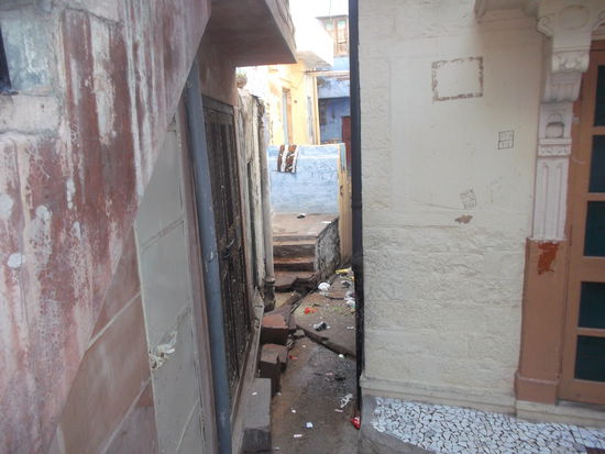 Die Altstadt von Jaisalmer - ein unüberschaubares Gewirr aus Gassen und Gässchen. Wem die Medinas im Norden Afrikas gefallen wird sich auch hier zu Hause fühlen. Es ist nur alles noch ursprünglicher, irgendwie "echter" und ...  oftmals dreckiger.