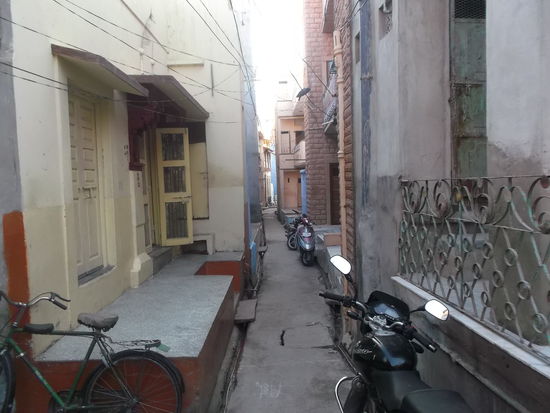 Manchmal in der Enge aber auch sauber und zur Mittagszeit scheint alles verlassen zu  sein ...