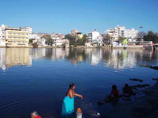 ... noch mehr nach rechts über die Frauen hinweg, die hier den ganzen Tag lang Wäsche waschen ...
