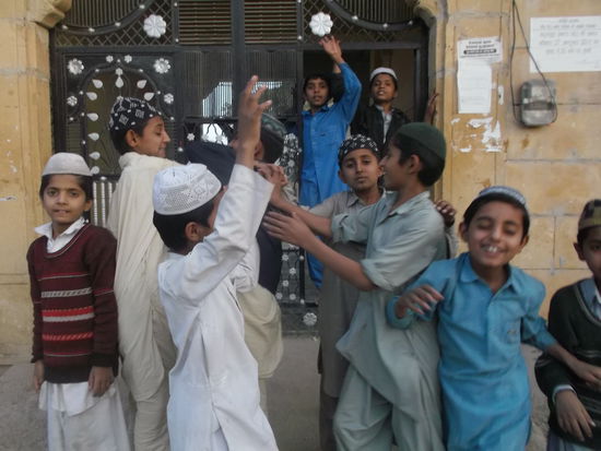 Nicht immer ... aber sehr oft betrachten Kinder - wie hier nahe Jaipur -, vorbeiziehende Touristen als Ziel, ihr Taschengeld aufzubessern. In städtischen Regionen beträgt der geforderte Betrag 10 Rupees, in ländlichen Gegenden die Hälfte davon 