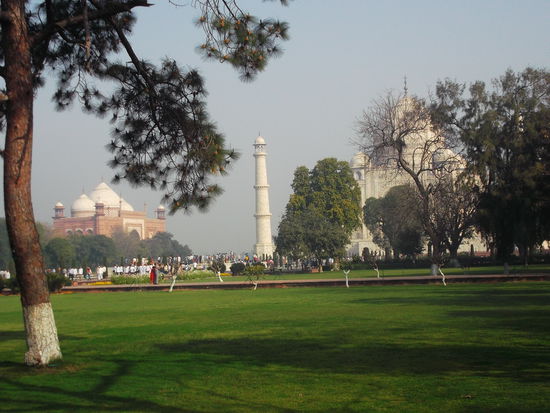 Urlaub von Indien - kein Lärm, kein Dreck und Gestank.
Rund um das Taj Mahal ist "Indien" ausgesperrt, bewacht und beschützt von Schwerbewaffneten, Sicherheitskontrollen wie an Flughäfen.