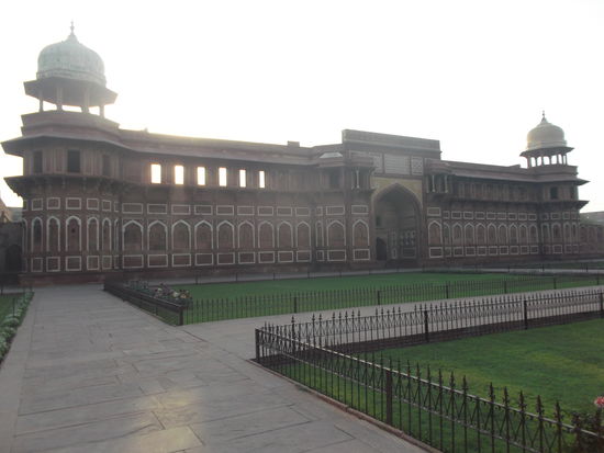 Neben dem Taj Mahal verblassen die anderen Sehenswürdigkeiten ... ansonsten würde das Rote Fort mit seinen Palästen für Zustrom der Touristen sorgen ...