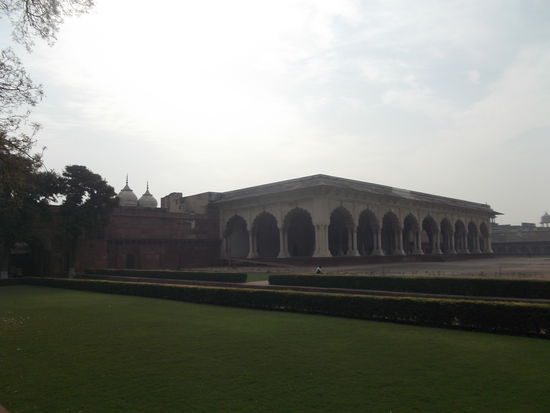 Einer der Paläste, die in das Rote Fort Agra integriert sind ... und einer der wenigen Tage in Indien, an denen der Tag nicht durch prallen Sonnenschein "überhitzt" war 