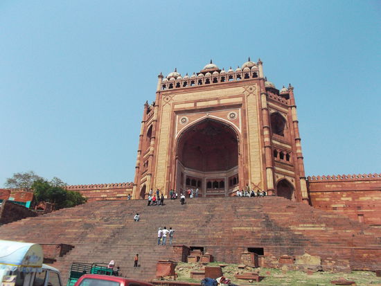 Der Eingang zur Mosque in Dethapur Sikri - Zeugnis der Allgewalt früherer Herrscher dieser Gegend.