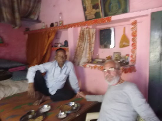Keine schöne Aufnahme aber ein schöner Moment ... Lunch mit dem Rikschawfahrer in dessen "Eigenheim".