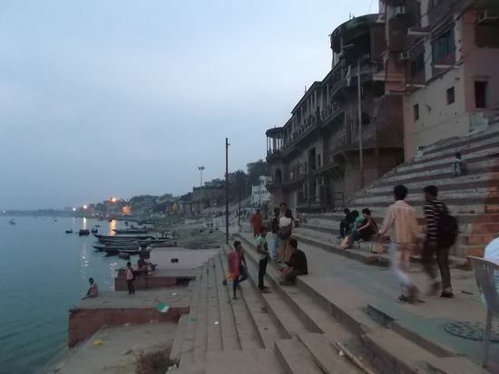 Kristof meinte, er hätte Bilder von den Ghats gesehen, die über 100 Jahre alt sind ... und es hätte sich nicht viel verändert seitdem.