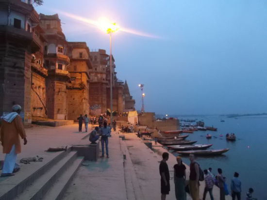 Morgens und in der Abenddämmerung an den Ghats entlang zu spazieren - es wird nicht langweilig