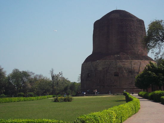 Viele "alte Steine" in Sanath aufgeschichtet zu einer "Stupa". 
Als Kulturbanause und eingefleischtem Atheisten entringt es mir ein - hm.