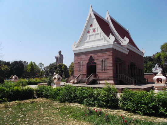 Ein hübscher neuzeitlicher Tempel. Mit ein bisschen Phantasie könnte man sich ein paar Umbauten daran vorstellen ... gr0ße Fenster, Balkon mit Geranien ... ups Blasphemie!!!