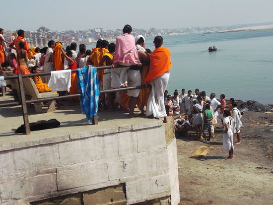 Oma wird angesteckt ... und die ganze Familie schaut zu.
Auf einem Stapel Holz liegt die Leiche, etwas Brandbeschleuniger, ein paar Male umrundet der Fackelträger das Bauwerk. Dann hat Oma ihren beschwerlichen Weg auf Eden vollendet und alle freuen sich.