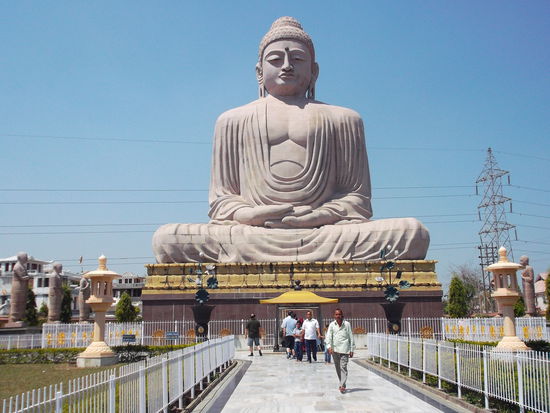 "Big Buddha" - aus Betonblöcken gefertigt, 1989 fertig gestellt und durch den Dhalai Lama geheiligt ... hm.