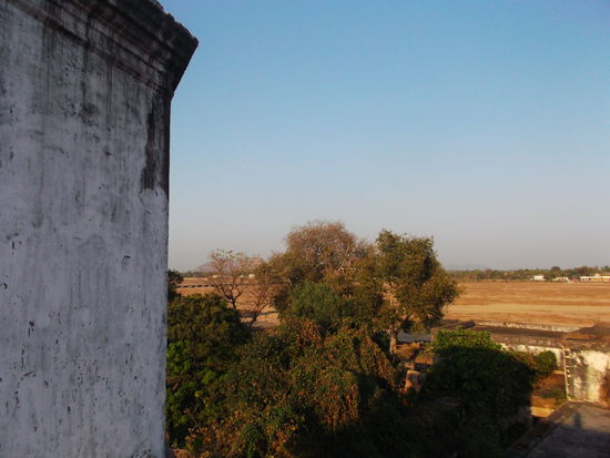 Die Brücke über den Fluss ist mit guten Augen zu erkennen ... der Fluss wird erst mit dem Monsun zurück sein.