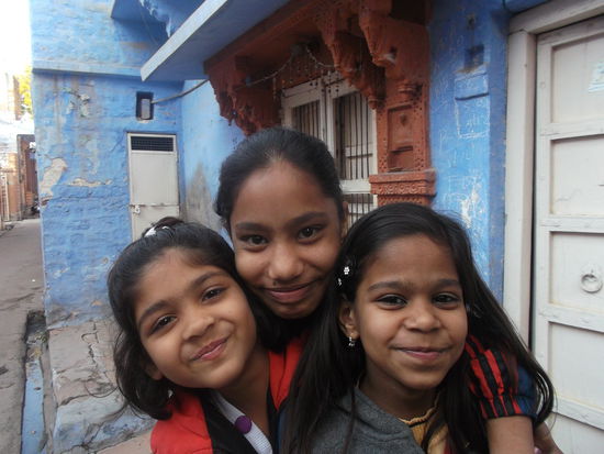 Mädchen ... natürliche, erfrischende Anmut und Grazie. Fehlendes Geld für den Zahnarzt oder doch nur Eitelkeit, die Zahnspange zu präsentieren? 