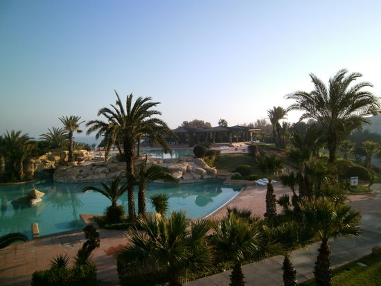 Und nach rechts. Zur Mittagszeit steigen die Temperaturen selbst im Januar auf über 20 Grad an, da kann man es gut hier aushalten.