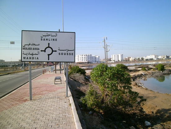 Vor dem Hotelkomplex stehen Taxen ... ich bevorzuge die Linienbusse und die Eisenbahn und nach Sahline gehe ich zu Fuß.