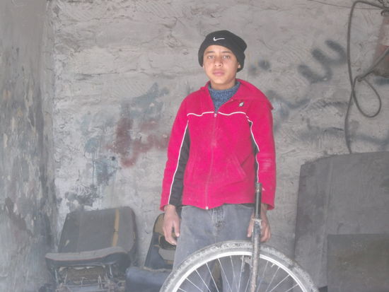 Vielleicht hätte ich helfen sollen, das Rad zu reparieren?
Ich hatte aber natürlich auch nicht das passende Werkzeug dabei.