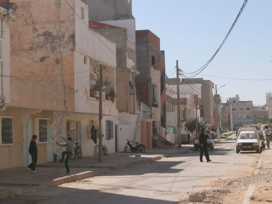 Nicht wirklich "wohnlich" zu nennen, die Randbezirke, wo Tunesier nun mal wohnen ...