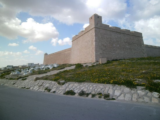 Die Festung nahe Mahdia mir Gräberfeld (links unten) und gelben Frühlingsblumen (rechts).