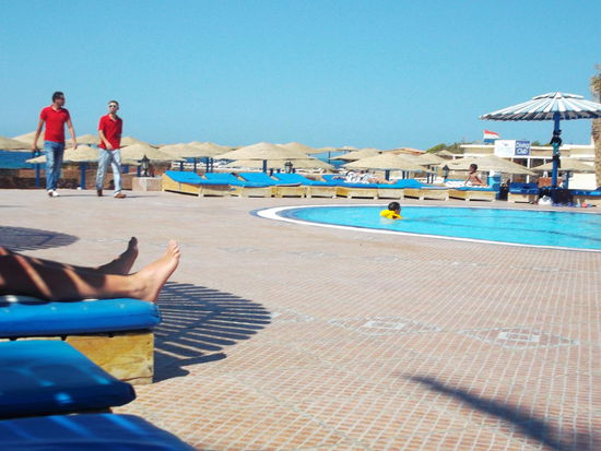 Nicht wirklich schön dies Foto von der Liege in die Poollandschaft. Zum Fografen ist Hossam nicht geeignet 