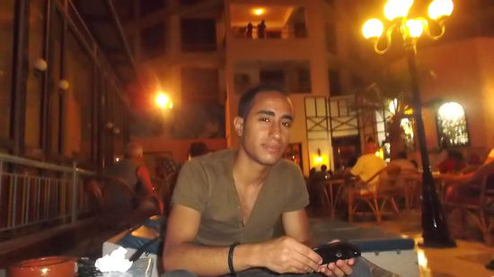 Hossam, jüngster Sohn eines Friseurs aus Kairo liebt den ungewohnten Luxus Sein Handy und mein Laptop ans liebstes Spielzeug 