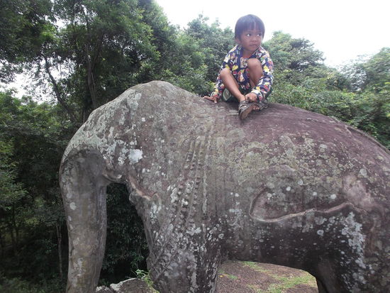 Heute sind wir zu zweit unterwegs, die Tempel zu besichtigen während Papa auf die Droschke aufpassen muß.
