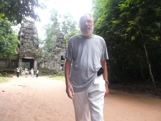 Mal aus Sicht eines Knirpses aufgenommen. Natürlich trage ich lange Hosen in den altehrwürdigen Ruinen ...