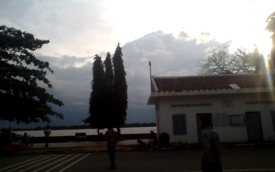Kein Gebirge, es sind Wolken da hinter dem Mekong.