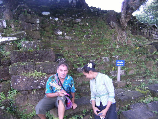 Alek bekommt eine Blume geschenkt 