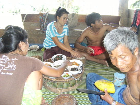 Abendessen im Stelzenhaus in Laos.