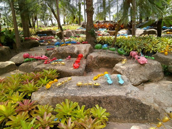 Komisch sind sie schon, die Leute in Thailand ... wunderschöne Parks und dann Ameisen und Kakteen aus Plastik mittenmang 