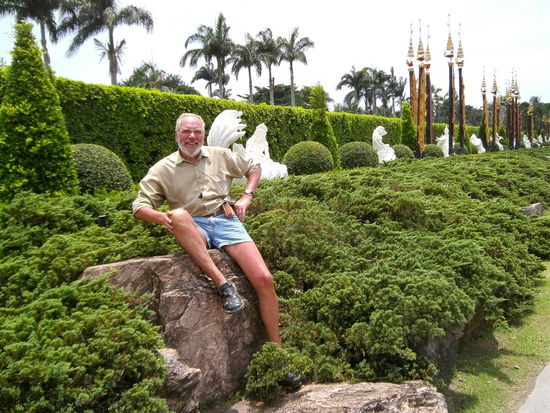 Kurze Hosen, Frisur in Ordnung und das Drumherum stimmt auch. (Nur der Stein war zu heiß).
