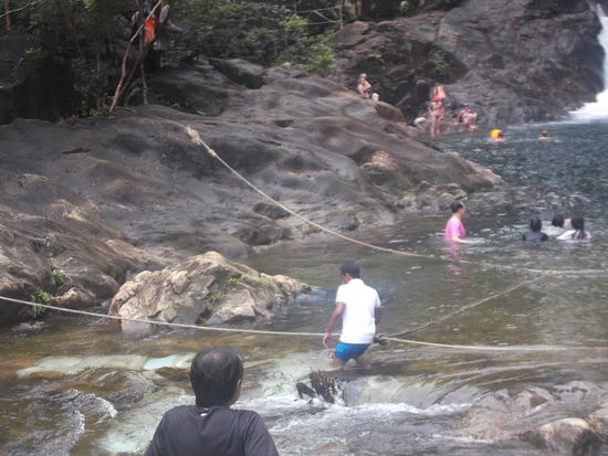Touristisch erschlossen der Wasserfall.