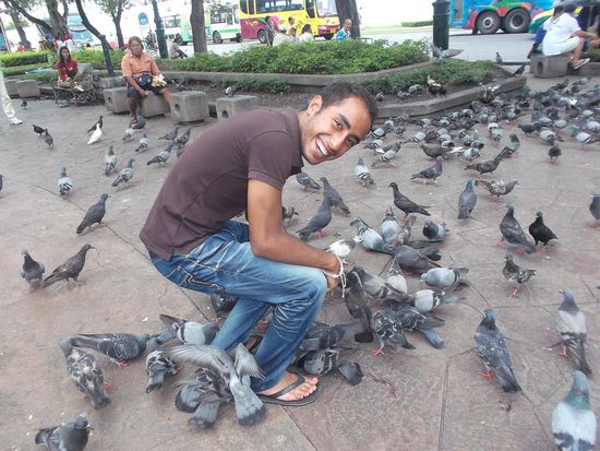 Eine Frau hat ihm Futter "geschenkt", das er Nahe dem Königspalast in Bangkok verfüttert. Auch wieder ein "Erstes Mal".