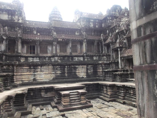 Im "Haupttempel" von Angkor Wat - also für mich sieht es eher nach dem Indoor-Pool eines Luxushotels aus 