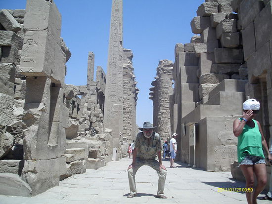 Ich komme mir klein vor in diesem Bauwerk. Die Wände geschmückt mit Symbolen der Selbstverherrlichung.