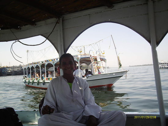 Ich glaube nicht, dass dieser Junge befugt wäre, die Überquerung der Donau mit einem Boot voller Touristen zu verantworten ... am Nil "no problem".