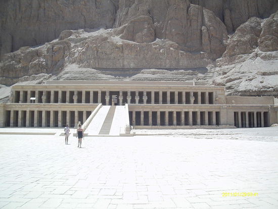 Sieht eher aus wie ein Neubau ... und ist es wohl auch unter Leitung polnischer Archäologen im "Tal der Königinnen". Regentin anstatt ihres 2-jährigen Sohnes, der dann 21 Jahre später der Großteil der Anlage hat abreißen lassen.