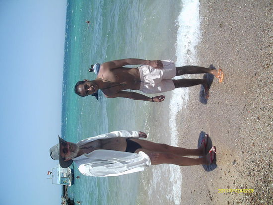 Nujn ja, ich mit Hut und langärmelig  mit Hossam am Strand. Keine Ahnung, wie ich dies Foto drehen kann.