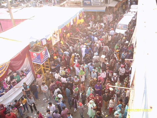 Ich bin aus dem Gedränge des Umzuges auf ein Roof-Top-Restaurant geflüchtet und bekomme dort mein Bier aus der Tasse.