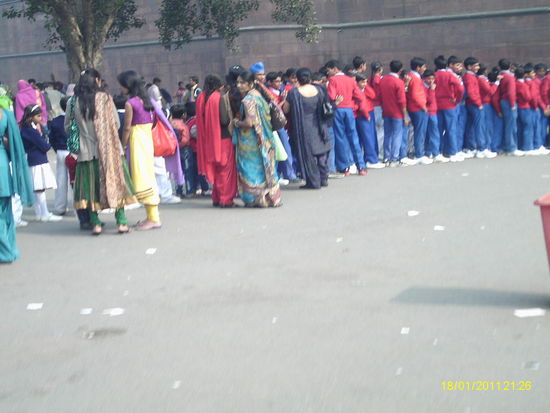 Schulklassen stehen vor dem Eingang des "Roten Forts" an - Geschicjhtsstunde.