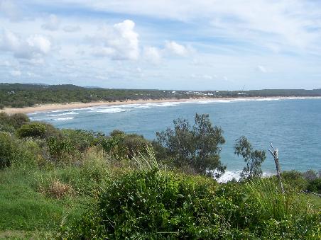 die Bucht von Agnes Water und Town of 1770 (James Cook setzte hier am 24. Mai 1770 erstmals seinen Fuss auf den Boden von Queensland)