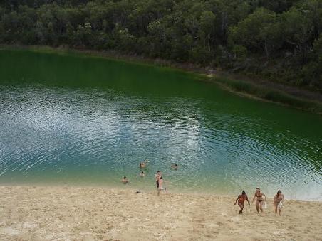 von einer Sandduene ging es steil bergab in einen See. Funktioniert auch mit Uberschlag ins Wasser !