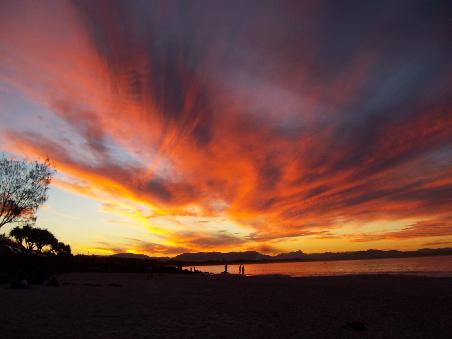 und hier der Sonnenuntergang etwas spaeter von der anderen Strandseite