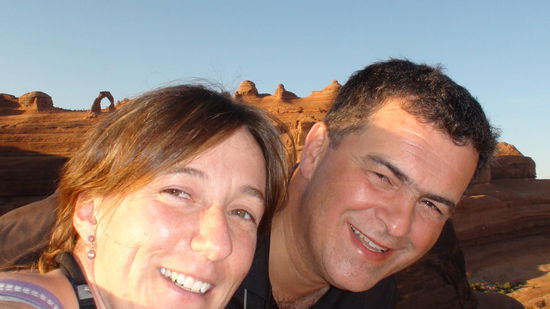 DAS SIND WIR! Ein Bild aus unserem USA Trip 2011 - im Hintergrund Delicate Arch, das Wahrzeichen Utahs.