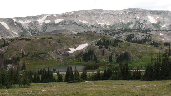 Blick auf den Medicin Bow Peak (12013 ft.) mit Lake Marie.