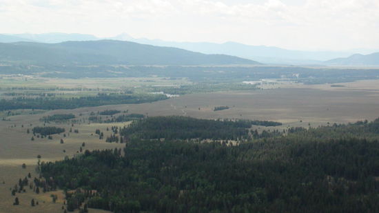 Blick vom Signal Mountain auf Jackson Hole. Jackson Hole ist ein weitläufiges Tal, das größtenteils im Grand Teton N.P. liegt.