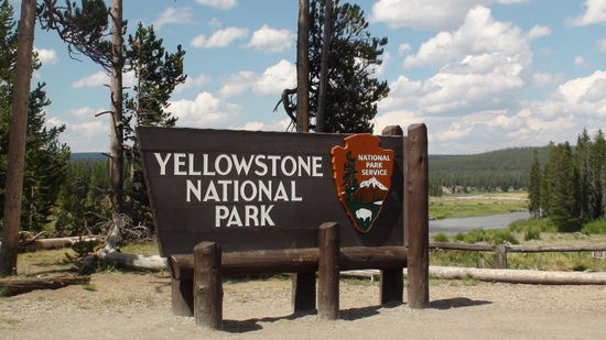 Wow, nichts los? Von wegen! Vor diesen Nationalpark-Schilder türmen sich häufig die Touristen. Wir haben eine ruhige Phase erwischt.