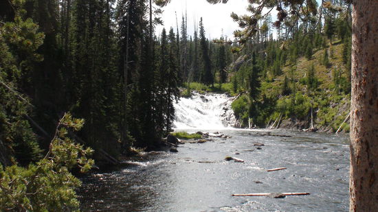 Über den südlichen Eingang treffen wir zunächst auf den Lake Lewis mit seinem Lewis Fall.