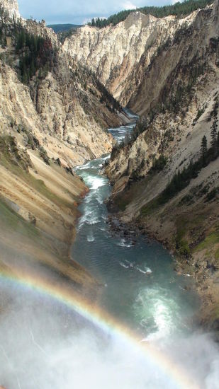Brick of the Lower Falls. Direkt am Rand der unteren Wasserfälle mit Blick in den Canyon.