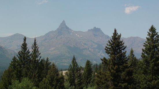 Am Scenic View Byway Richtung Bear Tooth Pass (3345 m) erleben wir mit Blick auf den Index Peak (rechts) und den Pilot Peak (links) nochmal zwei der prächtigen Berge der Wyoming Rocky Mountains.